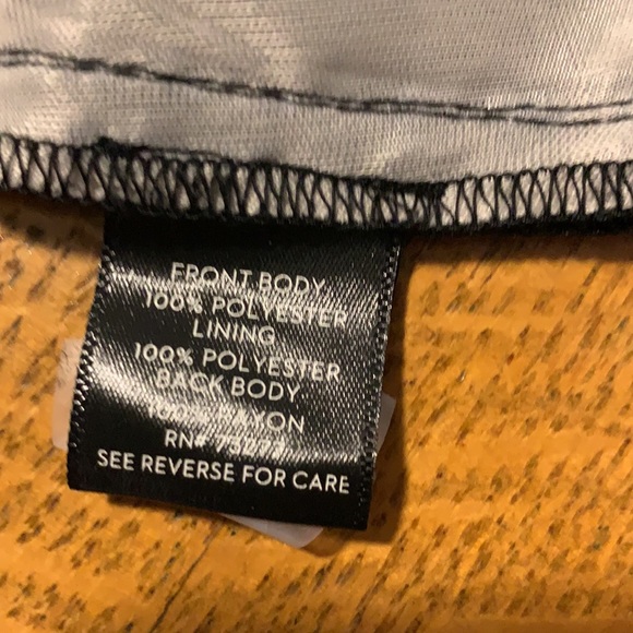 Beautiful Vera Wang sleeveless Top - Picture 6 of 9